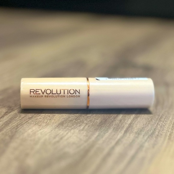 NWT Revolution Concealer BUNDLE - Picture 1 of 7